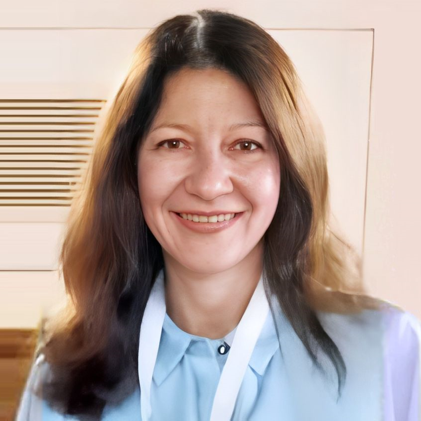 Sie sehen ein Portrait der Professorin Živić vor einem hellen Hintergrund.