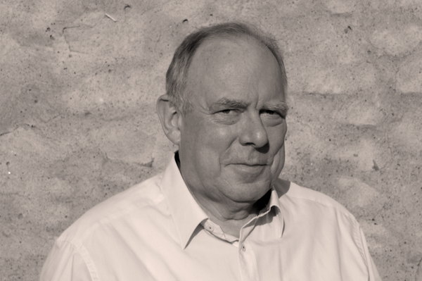 Portraitfoto in schwarz-weißer Farbe