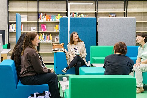 Frauenfrühstück am 26.09.24 an der HTWK Leipzig Frauen sitzen auf Sitzmöbeln im Kreis und unterhalten sich.
