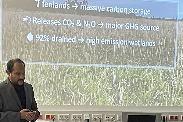 Gewinnervortrag (Foto: Tom Sobotta) Vortragender steht vor seiner Präsentation