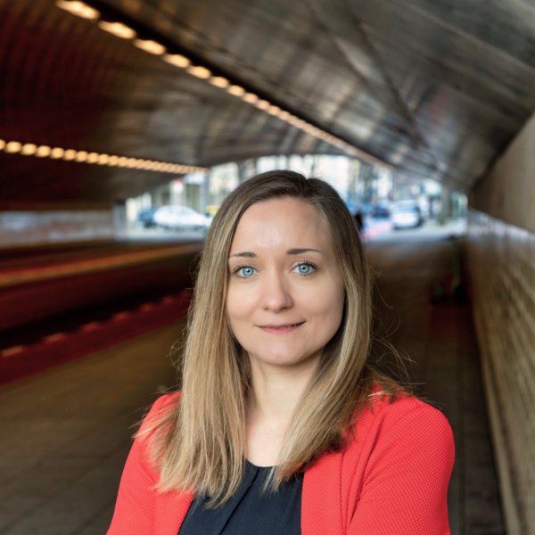 Auf dem Bild steht Dr.in Stephanie Franck unter einer Brücke