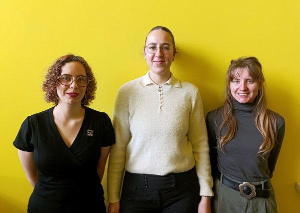 Drei lächelnde Teilnehmerinnen des Programms Ment4Science in der HTWK