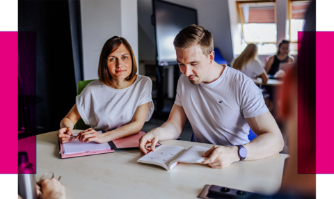 Entwickeln Sie sich mit Pro.Fellowship weiter. Eine Professorin erklärt Studierenden eine Druckmaschine.