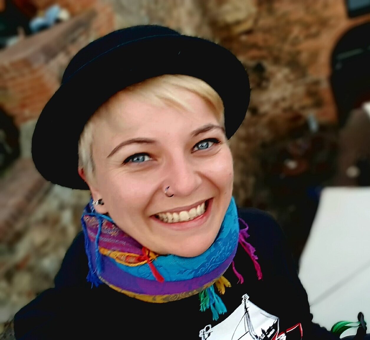 Dr.in Bianca Reichard, Alumna der HTWK Leipzig Auf dem Bild ist Dr.in Bianca Reichard zu sehen. Sie wurde von schräg oben fotografiert und ist nur bis zum Oberkörper zu sehen.