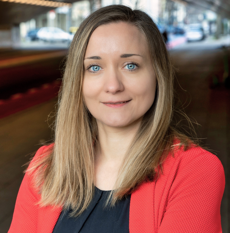 Auf dem Bild steht Dr.in Stephanie Franck unter einer Brücke