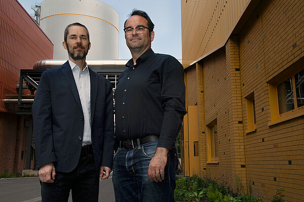 Prof. Dr. Robert Huhn (links) und Prof. Dr. Jens Schneider von der HTWK Leipzig vor dem Heizkraftwerk Leipzig Süd