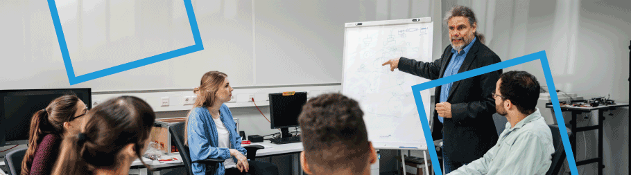 Das Bild zeigt einen Banner. In Hintergrund ist ein Mann mit langen Haaren und Anzug zu sehen, der Studierenden etwas auf einem Flipchart erklärt.
