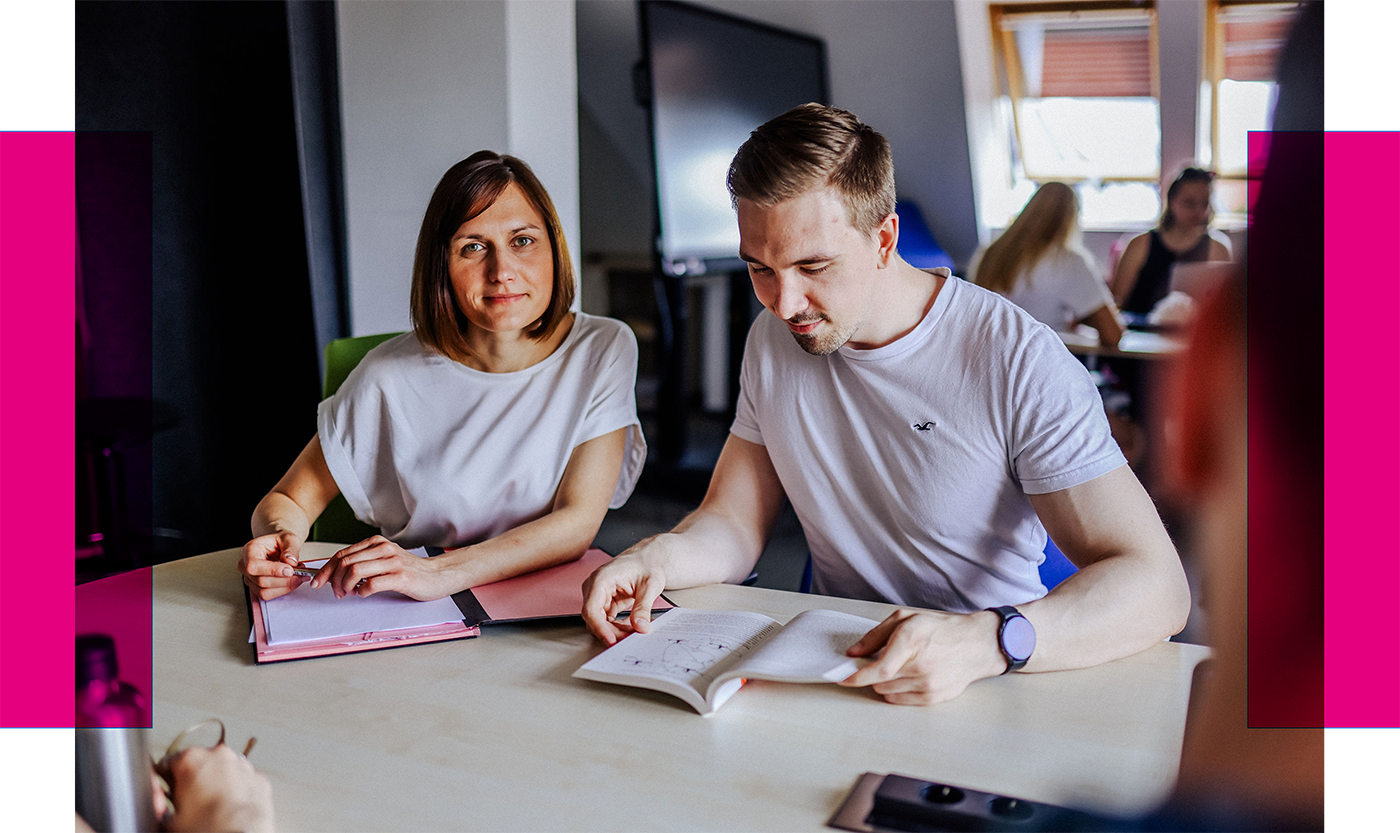 Eine Professorin erklärt Studierenden eine Druckmaschine.